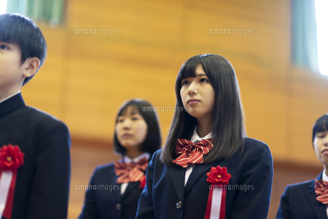 卒業式をする学生 の写真素材 イラスト素材 アマナイメージズ