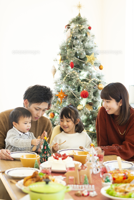 クリスマスパーティーをする家族 の写真素材 イラスト素材 アマナイメージズ