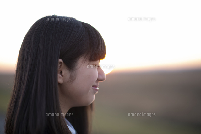 目をつぶる女性の横顔 の写真素材 イラスト素材 アマナイメージズ