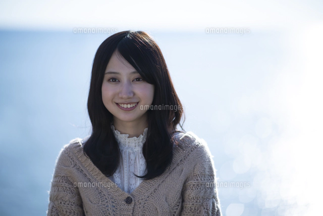 海で微笑む女性[11017025368]の写真・イラスト素材｜アマナイメージズ