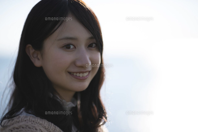 海で微笑む女性[11017025368]の写真・イラスト素材｜アマナイメージズ