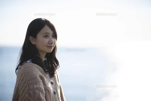 海辺で微笑む女性の写真 海で微笑む女性[11017025368]の写真・イラスト素材｜アマナイメージズ