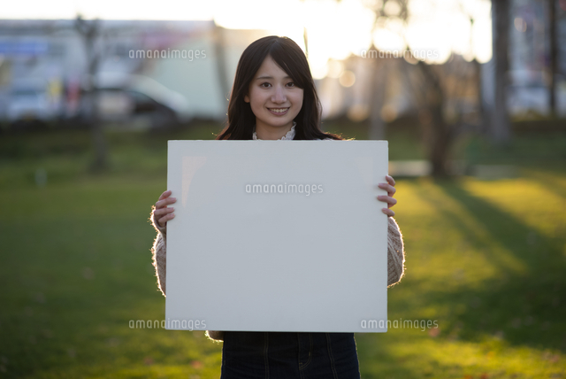 ホワイトボードを持つ女性 の写真素材 イラスト素材 アマナイメージズ