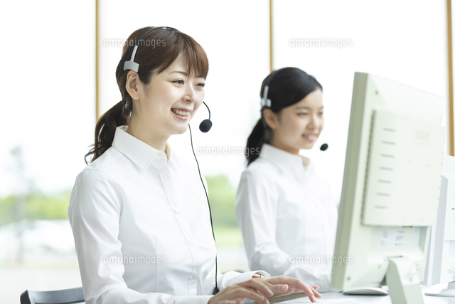 電話応対をするオペレーター女性 の写真素材 イラスト素材 アマナイメージズ