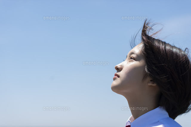 空を見上げる女子学生[11017025767]の写真・イラスト素材｜アマナ