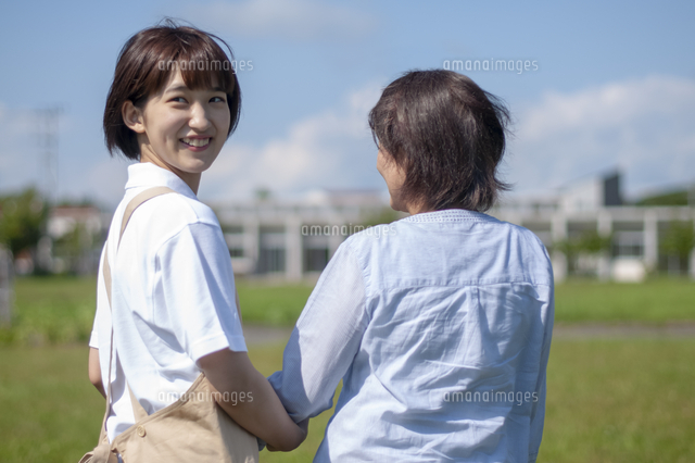 シニア女性の歩行を介助する介護士 の写真素材 イラスト素材 アマナイメージズ