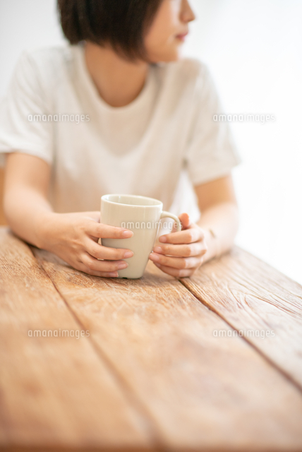 コーヒーカップを持つ女性の手元 の写真素材 イラスト素材 アマナイメージズ