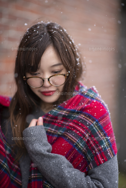 雪の中でストールを巻く女性 の写真素材 イラスト素材 アマナイメージズ 雪の中でストールを巻く女性 の写真素材 イラスト素材 アマナイメージズ