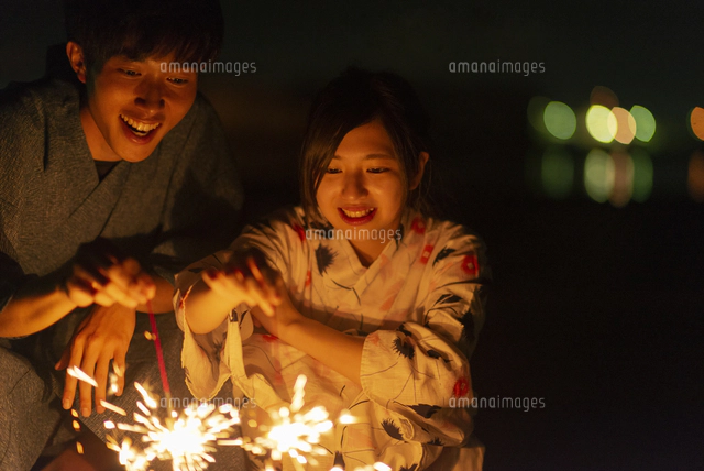 花火 花火大会 日本人の写真素材 ストックフォト アマナイメージズ