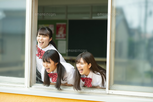 教室の窓から叫ぶ女子学生 の写真素材 イラスト素材 アマナイメージズ 教室の窓から叫ぶ女子学生 の写真素材 イラスト素材 アマナイメージズ