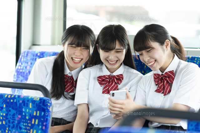 バスの中でスマホを見る女子学生 の写真素材 イラスト素材 アマナイメージズ