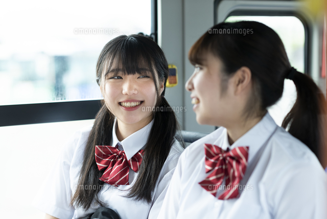 バスの中で話をする女子学生 の写真素材 イラスト素材 アマナイメージズ