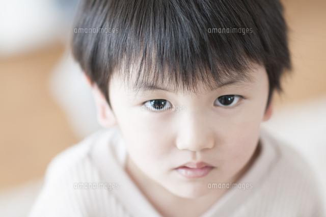 真剣な表情の男の子 の写真素材 イラスト素材 アマナイメージズ