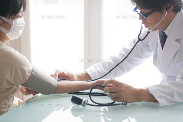 血圧を測る医者と患者 の写真素材 イラスト素材 アマナイメージズ