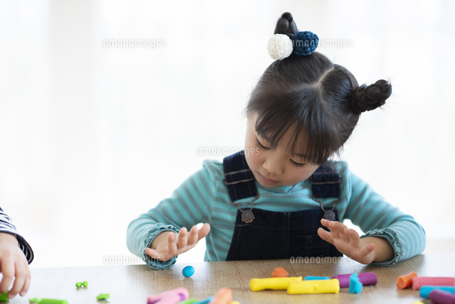 粘土で遊ぶ女の子 の写真素材 イラスト素材 アマナイメージズ