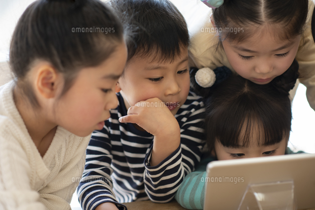 タブレットを見る子どもたち の写真素材 イラスト素材 アマナイメージズ