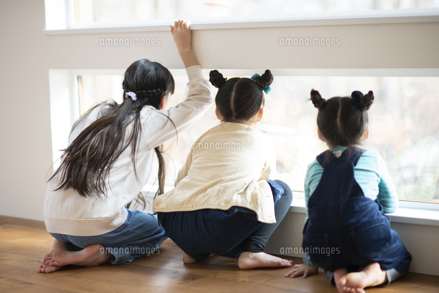 窓の外を見る子どもたち の写真素材 イラスト素材 アマナイメージズ