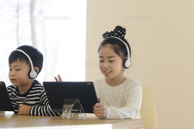 タブレット学習をする子ども の写真素材 イラスト素材 アマナイメージズ