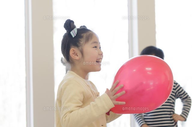 風船を持つ女の子 の写真素材 イラスト素材 アマナイメージズ 風船を持つ女の子 の写真素材 イラスト素材 アマナイメージズ