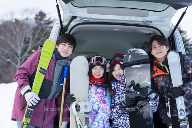 車のトランクの周りで微笑むウィンターウェアの若者たち の写真素材 イラスト素材 アマナイメージズ