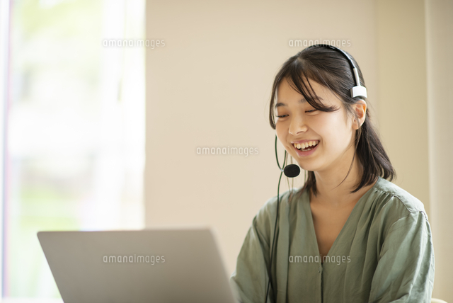 オンライン授業を受ける学生 の写真素材 イラスト素材 アマナイメージズ