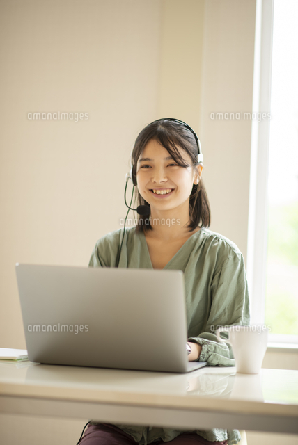 オンライン授業を受ける学生 の写真素材 イラスト素材 アマナイメージズ