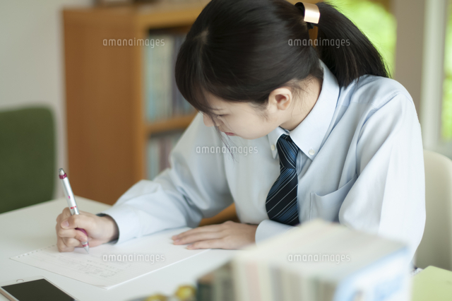 家庭学習をする女子学生 の写真素材 イラスト素材 アマナイメージズ