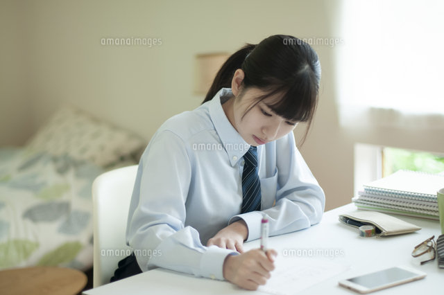 家庭学習をする女子学生 の写真素材 イラスト素材 アマナイメージズ 家庭学習をする女子学生 の写真素材 イラスト素材 アマナイメージズ