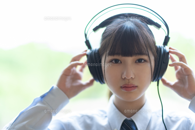 ヘッドホンで音楽を聴く女子学生 の写真素材 イラスト素材 アマナイメージズ