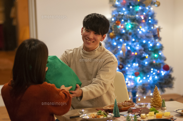 クリスマスプレゼントを渡す男性 の写真素材 イラスト素材 アマナイメージズ クリスマスプレゼントを渡す男性 の写真素材 イラスト素材 アマナイメージズ