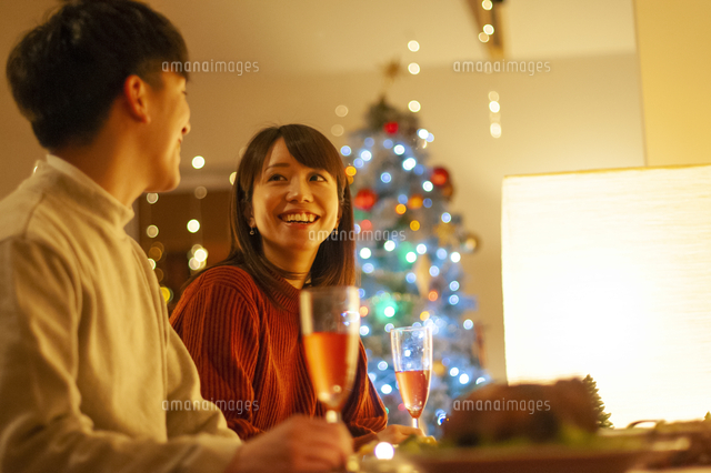 クリスマスディナーを楽しむ女性 の写真素材 イラスト素材 アマナイメージズ