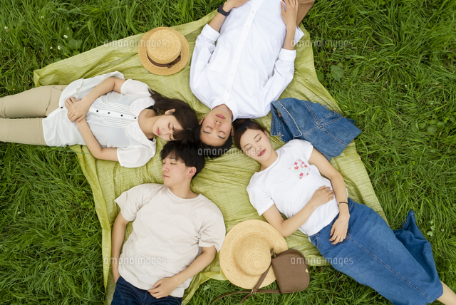 草原に寝転ぶ若者 の写真素材 イラスト素材 アマナイメージズ