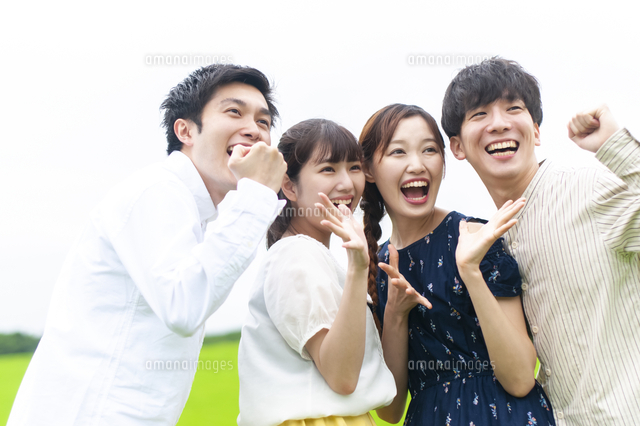 草原でポーズをとる若者 の写真素材 イラスト素材 アマナイメージズ