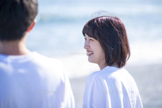 海辺で微笑む女性の写真 海辺で微笑む女性[11017048047]の写真・イラスト素材｜アマナイメージズ