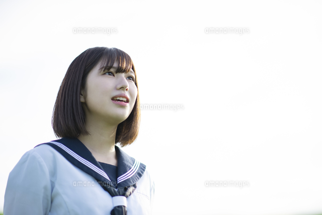 自然の中で歌う女子学生 の写真素材 イラスト素材 アマナイメージズ