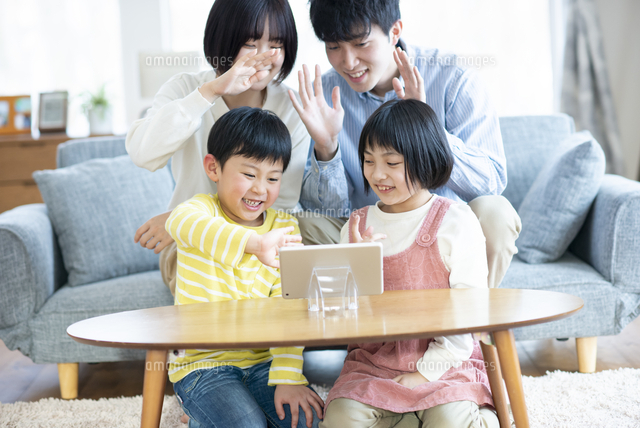 リモート帰省するファミリー の写真素材 イラスト素材 アマナイメージズ