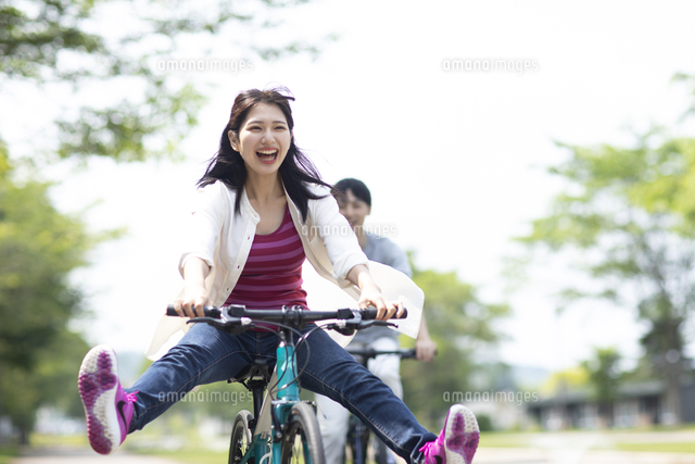 自転車 に 乗る 女性