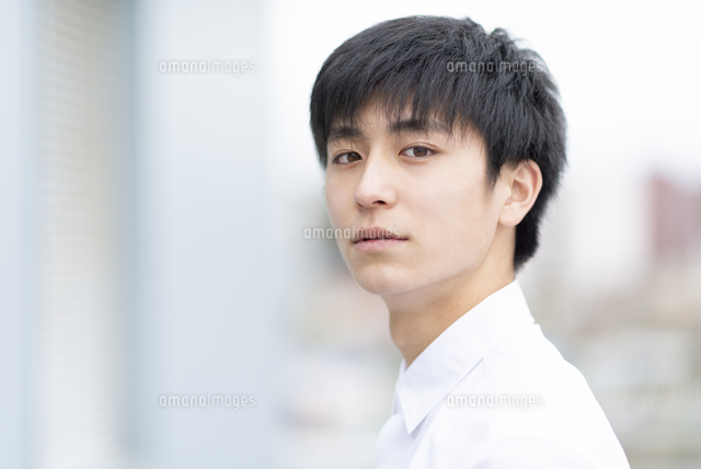 夏服の男子学生 の写真素材 イラスト素材 アマナイメージズ
