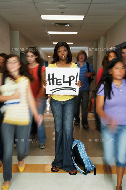 student holding Help sign[11018027351]の写真素材・イラスト素材｜アマナイメージズ