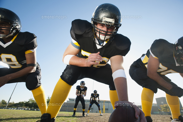 Football Players Crouching On Football Field の写真素材 イラスト 素材 アマナイメージズ