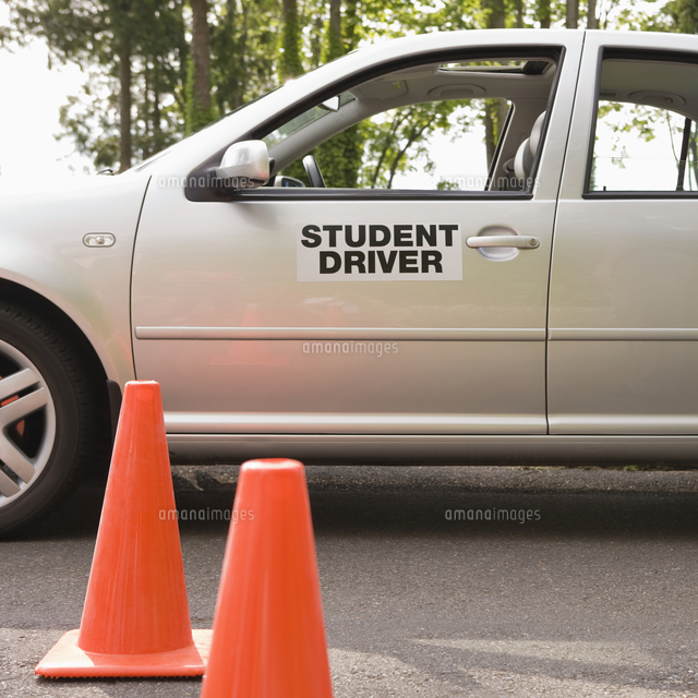 Student Driver Car and Traffic Cones[11018083681]の写真素材・イラスト素材｜アマナイメージズ