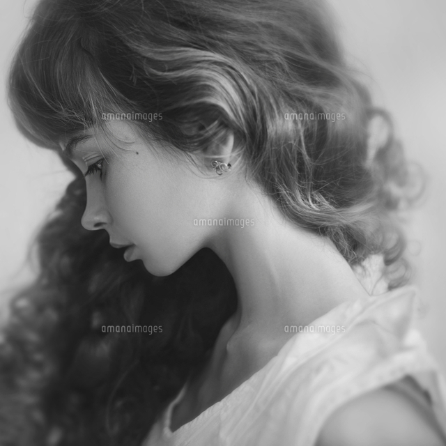 Caucasian Woman Looking Down の写真素材 イラスト素材 アマナイメージズ