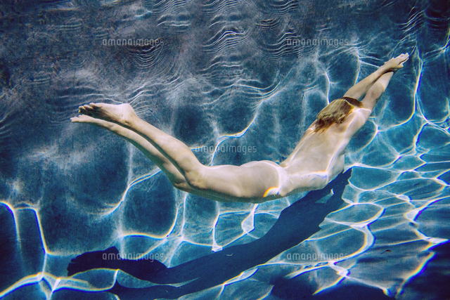 swiming naked Naked Caucasian woman swimming underwater[11018091819]の写真・イラスト素材｜アマナイメージズ