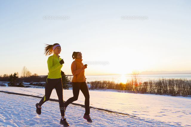 Women Running On Snow In Winter の写真素材 イラスト素材 アマナイメージズ