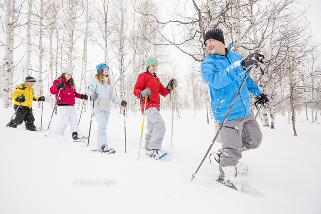 Caucasian Family Snowshoeing In Winter の写真素材 イラスト素材 アマナイメージズ
