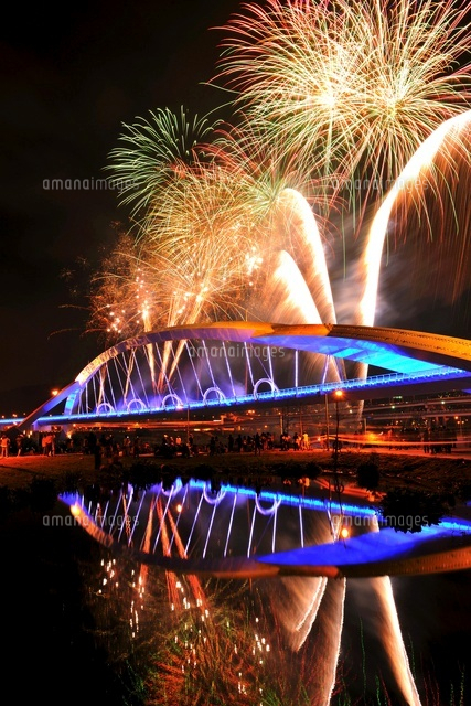新店陽光橋と花火 新北市 の写真素材 イラスト素材 アマナイメージズ 新店陽光橋と花火 新北市 の写真素材 イラスト素材 アマナイメージズ