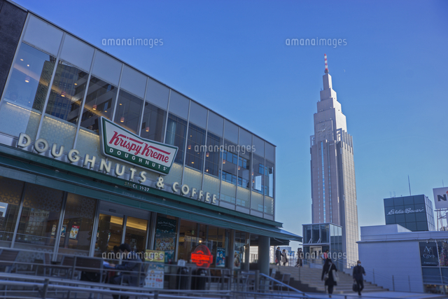 新宿南口サザンテラスのカフェと高層ビル の写真素材 イラスト素材 アマナイメージズ 新宿南口サザンテラスのカフェと高層ビル の写真素材 イラスト素材 アマナイメージズ