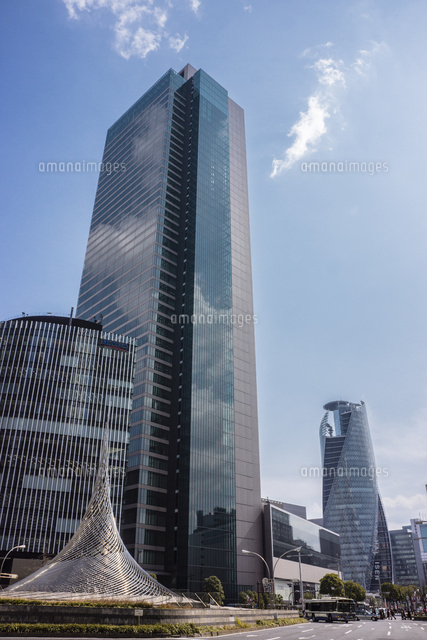 名古屋駅前のモニュメントとミッドランドスクエアとスパイラルタワー の写真素材 イラスト素材 アマナイメージズ