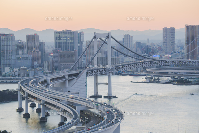 レインボーブリッジと品川方面のビル群 夕景 の写真素材 イラスト素材 アマナイメージズ