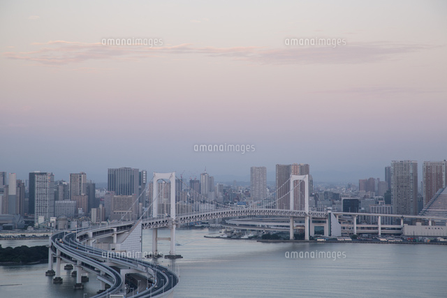 レインボーブリッジと東京湾とビル群 早朝 の写真素材 イラスト素材 アマナイメージズ